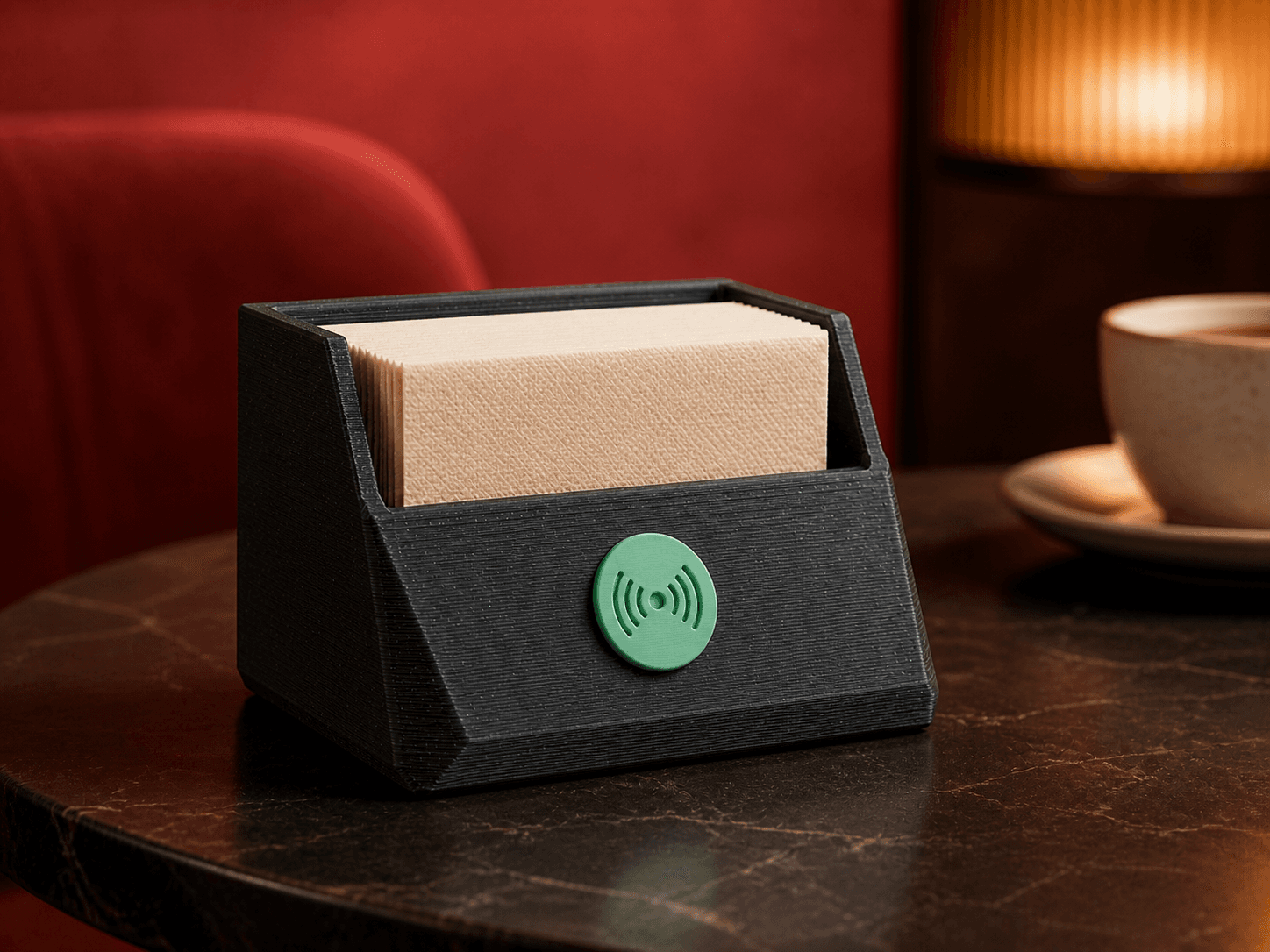 Servilletero NFC negro sobre una mesa de cafetería